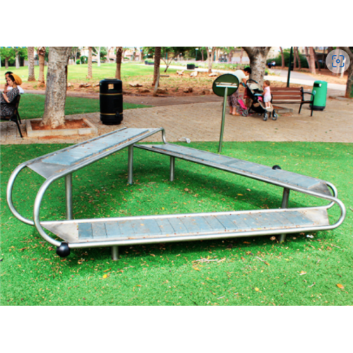 Băng ghế Mobius Bench hình tam giác Băng ghế Mobius Bench hình tam giác